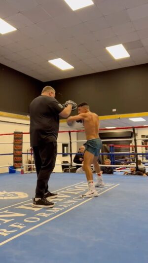 Jordan Gill Instagram - Serious shape 😮‍💨 

@itsjordangill ripping the pads at his media workout ahead of #GillBarrett on Apr 13 🔥 @bendavison_ @bdperformancecentre