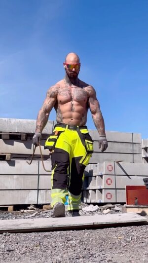 Jordan Watson Instagram - Hectic day on site today. 💪🏼
#construction #fitness #dadbod #funny #howtodadnz 
Original: @simonlabull