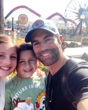 Jordi Vilasuso Instagram - Sometimes you just have to @disneyland it 🤓🤪 swipe ➡️for lots of screaming! Definitely not the same without our mama bear, @kaitlinvilasuso but she’s on bed rest for screamer #3👶🏼❤️! Love you!