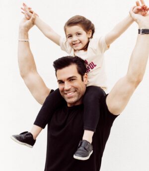 Jordi Vilasuso Instagram - SHE’S 4 Y’ALL!!!! 🥳🎈🎊
When we go on our walks she always asks if she can sit on my shoulders and, of course, Dada obliges. She’s got me so wrapped around her little finger and she knows it and I LOVE HER SO MUCH FOR IT! Happy birthday Everly Maeve...your ❤️&🔥 never cease to amaze me!