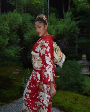 Jordyn Woods Instagram - Traditional Kimono Ceremony 🌸 

in Japanese culture they’ve kept certain traditions alive for hundreds of years and it is inspiring me to create more traditions in my household for years to come. fell in love with Japan and so grateful for this beautiful opportunity 🤍