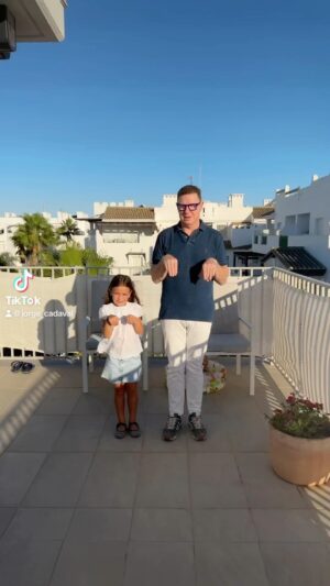 Jorge Cadaval Instagram - El paso del Canguro con mi Carmen #gilipollezdeldia❤️#grandemigentedeinstagram🩷 #siempresentidodelhumor 💜