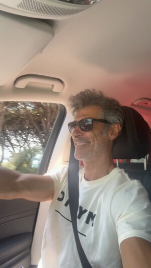 Jorge Fernández Instagram - Elegir cualquier producto hoy día no es fácil. Hay muchas opciones. Y muchas muy buenas. 

Hay muchas marcas de bicicletas buenas, muchas marcas de esquís buenas, muchas marcas de coches buenas…

Lo que realmente cambia a la hora de elegir un producto para el consumidor, son las personas que están alrededor de ese producto.

La confianza que te inspiren, el trato que recibas, el apoyo de esas personas en tu viaje con esa marca…

Mi experiencia con @starmadridretail es buenísima!!

Personas que cuidan al cliente, que al fin y al cabo es lo que buscamos.

Un coche para todo de un concesionario para todos!
