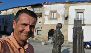 Jorge Gabriel Instagram - Aqui também é Portugal.
Em Miranda do Douro esperando o jogo de Portugal.
No extremo nordeste do país onde não vinha há tantos anos.
Boa terra e boa gente orgulhosamente lusos.

#mirandadodouro #trasosmontes