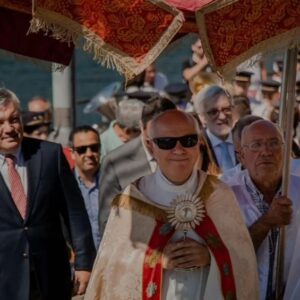 Jorge Gabriel Instagram - Na senda dos Santos Populares visitamos a Afurada, em Gaia, para mais uma edição da Hora dos Portugueses.
Em dia de São Pedro e São Paulo visitamos uma das mais carismáticas localidades piscatórias com altíssima devoção ao primeiro Bispo de Roma.
Um pouco antes das 11, na RTP e RTP Internacional.

#saopedrodaafurada #afurada #rtp #rtpinternacional #horadosportugueses #saopedro