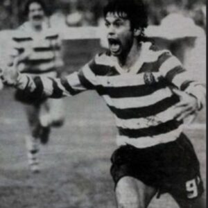 Jorge Gabriel Instagram - Fez-me acreditar que podia ser jogador da bola.
Na rua celebrava os golos imitando-o. 
Vesti vezes sem conta uma t-shirt branca com o seu nome e o 9 nas costas que só muito a custo despia para com ela sempre jogar.
Não dei jogador mas acabei por conhecê-lo e revelei-lhe a importância que tinha, tem, para mim.
É daquela fibra de gente que à frente do interesse material colocou o idílico amor ao clube.
O meu eterno capitão será sempre titular na minha vida.
Obrigado Manuel Fernandes.

#manuelfernandes #sporting