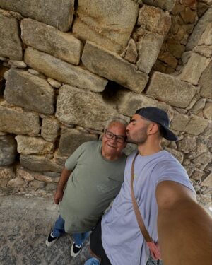 José Condessa Instagram - Há dias e pessoas que merecem todas as nossas loucuras! O avô Zé faz 88 anos, e que bela foi esta aventura só para o ver neste dia especial para nós! 
Saí de Lisboa depois de filmar às 5:03 da manhã e embalado pelas músicas, pela lua e pelas memórias cheguei a Nisa pelas 7:01 a tempo de ver o nascer do sol no centro do mundo. 
Almoçámos juntos, partilhámos mais umas horas de vida, como fazemos quase diariamente, e voltei para Lisboa com um sorriso novo e o coração cheio…

Foi dia de celebrar a vida a dele, a nossa e a de quem já cá não está e nunca nos deixou! Brindámos hoje (mas brindamos sempre) à mulher na vida dele e que tive a sorte de marcar a minha, a minha Avó. 

Parabéns Avô, 

amo-te muito, o teu Zé Jorge 🤍