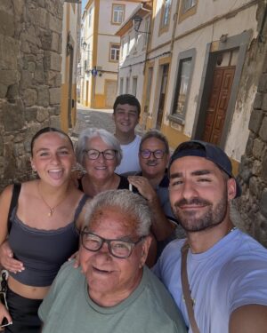 José Condessa Instagram - Há dias e pessoas que merecem todas as nossas loucuras! O avô Zé faz 88 anos, e que bela foi esta aventura só para o ver neste dia especial para nós! 
Saí de Lisboa depois de filmar às 5:03 da manhã e embalado pelas músicas, pela lua e pelas memórias cheguei a Nisa pelas 7:01 a tempo de ver o nascer do sol no centro do mundo. 
Almoçámos juntos, partilhámos mais umas horas de vida, como fazemos quase diariamente, e voltei para Lisboa com um sorriso novo e o coração cheio…

Foi dia de celebrar a vida a dele, a nossa e a de quem já cá não está e nunca nos deixou! Brindámos hoje (mas brindamos sempre) à mulher na vida dele e que tive a sorte de marcar a minha, a minha Avó. 

Parabéns Avô, 

amo-te muito, o teu Zé Jorge 🤍