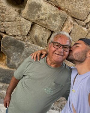 José Condessa Instagram - Há dias e pessoas que merecem todas as nossas loucuras! O avô Zé faz 88 anos, e que bela foi esta aventura só para o ver neste dia especial para nós! 
Saí de Lisboa depois de filmar às 5:03 da manhã e embalado pelas músicas, pela lua e pelas memórias cheguei a Nisa pelas 7:01 a tempo de ver o nascer do sol no centro do mundo. 
Almoçámos juntos, partilhámos mais umas horas de vida, como fazemos quase diariamente, e voltei para Lisboa com um sorriso novo e o coração cheio…

Foi dia de celebrar a vida a dele, a nossa e a de quem já cá não está e nunca nos deixou! Brindámos hoje (mas brindamos sempre) à mulher na vida dele e que tive a sorte de marcar a minha, a minha Avó. 

Parabéns Avô, 

amo-te muito, o teu Zé Jorge 🤍