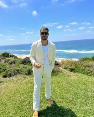 José Condessa Instagram - Uma visita rápida ao continente para celebrar o amor e a amizade, a vida. Para relembrar histórias antigas e criar momentos que ficam eternizados e serão para sempre assunto nas patuscadas daqui para a frente 🤍

Que sejam felizes @luisfeijao7 e @sarabarbosa1992 hoje e sempre! 

styling @joycedoret 
fato @hackettlondon 
colar @houseofcurated