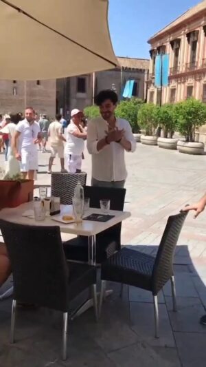 José Manuel Seda Instagram - Qué mejor forma de acabar un precioso paseo por Sevilla para el programa @aquilatierra (que pronto veréis), que echarme un bailecito con la gran @nazarethtroya , arte y belleza hecha mujer,  y al pie de la #giralda.
Gracias a @rooqro por el vídeo y a @elgiraldillosvq por la hospitalidad.
#arte #sevilla #belleza #cante #baile #dance #art #rumba #verano #flamenco #vida