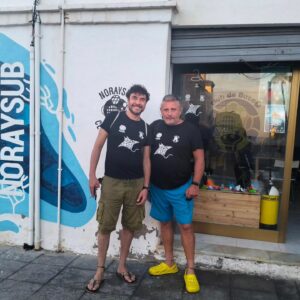 José Manuel Seda Instagram - Gracias Lalo, @diezdetejadagonzalo , el gran factótum de @buceo_noraysub por sumergirme en el mágico mundo del buceo. No podía imaginar un mejor maestro que me enseñara lo que hay que saber para empezar a volar bajo el agua. Y sobre todo gracias por la bonhomía, por transmitir ese amor a la mar, y por mostrarme esos rincones y esa exuberante vida submarina que ni yo, ni James Cameron hubiera podido soñar. Me voy con mi "open water" y con un amigo. Qué más se puede pedir. 
#buceo #diving #openwater #padi #paraísosubmarino #underwaterparadise #weightlessness #ingravidez #maravilla #vida #life