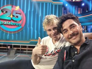 José Manuel Seda Instagram - Qué buen rollo y qué bien nos lo hemos pasado en "25 palabras", junto a @rubenochandiano  y de la mano del gran @galvezchristian 
Muy pronto lo veréis en @telecincoes 
@25palabrastv 
#television #concurso #mediaset #25palabras #quizshow