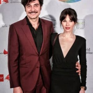 José Manuel Seda Instagram - Noche de premios y de emociones compartidas con los compañeros de es este maravilloso y duro oficio gracias a la @uniondeactores , y de la mano de mi amada @nazarethtroya 
Gracias a @soniahstylist por el estilismo, a @mansolutely por el traje y la camisa, y a @pikolinos_shoes
 por sus bonitos y cómodos Bluchers. Y a @galleryroomc 
Foto: @josuneord
#premiosuniondeactores #compañeros #gala #premios #actorslife #compañeros #compañeras #profesion #arte #vida #style #glamour