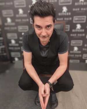 José Manuel Seda Instagram - Escuchadme...
Es que medio día en #sitges da para mucho...
Por eso, escuchadme...
Si queréis pasar un muy agradable mal rato, escuchadme... A mi y a otros grandes compañeros como @faribasheikhan en la nueva audioserie "Historias para no dormir", que ya está disponible en @audible_es 
Gracias a @prointeltv
A #islaproducciones por haberla hecho posible
#audioseries #podcast #historiasparanodormir #actorslife #festivaldesitges23