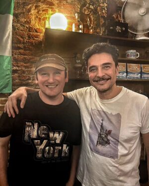 José Manuel Seda Instagram - Siempre es un gusto conocer a un gran escritor, y si además,  acompartes con él una pasión llamada @realbetisbalompie, pues. .. Un placer @franciscodpaula (Blue Jeans)
Gracias a #forodebeticosenmadrid por propiciar estos encuentros!