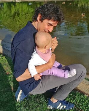José Manuel Seda Instagram - Echando migas a los patos, echando migas a los patos, ay qué bien nos lo pasamos echando migas a los patos... 🎵🎶
📸@nazarethtroya
#violeta en el #parque #paseo de #tarde
#bebé #baby #belleza #alegría #luz #light #beauty #joy #father #daughter #holyspirit #padre #hija #espíritusanto #amen