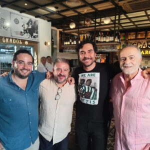 José Manuel Seda Instagram - Qué buen ratito hemos echado grabando #AltoÁge con estos fenómenos @jmpesu y el #franronquillo y con ese peaso de anfitrión que es Jose Luis "del Serranito", en su casa de @escarcha.gastro hablando distendidamente de lo divino y lo humano, del @realbetisbalompie , de Sevilla, de la profesión de actuar... Hasta nos hemos cantado una cosita con el gran @hugosalazar_ 
Muy pronto en la @la_ser y en #youtube y plataformas de podcast.
#radio #television #charla #vida #sevilla #humor #musica #betis