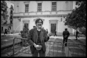 José Manuel Seda Instagram - Bueno, pues ya le he dado otra vuelta más al Sol y aquí sigo lanzado las bolas al aire como aquel lejano 1992 de la foto.
Gracias a la vida que me ha dado y quitado tanto, que en eso consiste. Y a partir de hoy, el camino sigue hacia el ahora...
Gracias #antoniosuarez por la foto.
#vida #cumpleaños #birthday #actorslife #bnw #bnw_life #recuerdos #memories #mividaenelarte #life #b&w #bnwmood #vivalavida