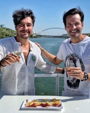 José Manuel Seda Instagram - Mañana domingo 11, y 3l lunes 12 nos vemos a las 20.30 en @aquilatierra en la @la1_tve_ 
Daremos un paseo el gran @juanpablocarpintero por esa preciosa ciudad en la que nací: Sevilla, recordando algunos lugares que forman parte de mi vida. Os espero.
#aquilatierra #sevilla #actorslife #vida #recuerdos #life #memories #guadalquivir #rio #riodelavida #belleza #tv