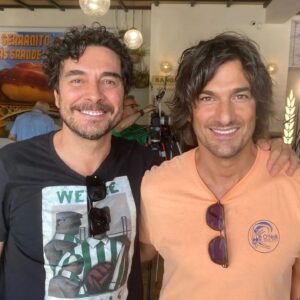 José Manuel Seda Instagram - Qué buen ratito hemos echado grabando #AltoÁge con estos fenómenos @jmpesu y el #franronquillo y con ese peaso de anfitrión que es Jose Luis "del Serranito", en su casa de @escarcha.gastro hablando distendidamente de lo divino y lo humano, del @realbetisbalompie , de Sevilla, de la profesión de actuar... Hasta nos hemos cantado una cosita con el gran @hugosalazar_ 
Muy pronto en la @la_ser y en #youtube y plataformas de podcast.
#radio #television #charla #vida #sevilla #humor #musica #betis