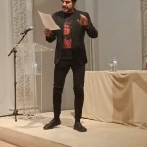 José Manuel Seda Instagram - Loa de Lope de Vega, que se decía antes de las representaciones en los corrales de comedia, que tuve la oportunidad de leer en las Jornadas del siglo de oro, del Festival iberoamericano de teatro clásico. Clásicos en Alcalá. Capilla de San Isidoro. Alcalá de Henares.
SILENCIO VENGO A PEDIR
Lope de Vega
Silencio vengo a pedir,
y no lo negará nadie
viendo en esta ocasión
es lícito e importante.
Pero mientras me lo aprestan
quiero ahora preguntarles
una loa, que parece
cosa nueva y disparate.
¿Cuál es aquel monstruo fiero
que nació de nobles padres
y parió una madre sola
y de muchas madres nace?
Es blanco y á veces negro,
es humilde y arrogante,
es muy flaco y animoso
y de poco sér, y es grave.
Aquí es hombre, allí mujer;
aquí niño, allí gigante;
aquí habla, allí está mudo;
aquí es clérigo, allí fraile;
aquí se hace pedazos,
ya está entero en un instante;
ya está vivo, ya está muerto;
ya es piedra, ya es de carne.
Es más pesado que el plomo
y más ligero que el aire;
sin alas sube á los cielos
y de allá en un punto cae.
Tiene nave sin tenerlas,
que do está usurpa las naves;
da guerra al turco sin gente,
sin piezas castillos bate.
Es un cuerpo de mentiras,
sus mentiras son verdades.
Ved que contrarios efectos,
en este sujeto caben.
Ya le ahorcan por ladrón,
ya lo eligen por alcalde,
ya lo quieren por señor,
ya por fiel sube á ser grave.
Aquí está en España ahora,
y en un punto vive en Flandes;
ya está en Indias, ya está en Roma,
ya en poniente, ya en levante.
¿Hay quién declare esta loa?
Pues sepa, el que no lo sabe,
que lo que esto significa
es sólo el REPRESENTANTE
.
Este es el que en el tablao
todas estas cosas hace
cuando representar quiere
y en muchas comedias sale.
Ya sale mozo galán,
ya sale viejo, ya paje,
ya loco, ya portugués,
ya borracho, ya estudiante,
ya médico, ya letrado,
ya tejedor, ya peraile,
ya se casa ochenta veces,
aunque media vez les baste.
Ya la loa he declarado;
volvamos á lo importante,
que es el silencio pedido
por tres horas no cabales.
Vuestras mercedes lo tengan
y haránnos merced muy grande:
oiga el que fuere discreto,
y el que fuere necio hable.
#actorslife #lopedevega