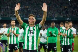 José Manuel Seda Instagram - Hasta siempre capitán. Los que te vimos debutar en el equipo de nuestros amores, en nuestro templo de Heliópolis y soñamos con tu vuelta, hoy también te hemos podido despedir, y nos sentimos un poco más huerfanos.
📸@joaquincorchero 
#leyenda #realbetisbalompie #jaoquín #arte #betis #legend #futbol #football #capitan