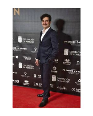 José Manuel Seda Instagram - Recuerdo de una bonita noche de premios. Qué gusto da participar en la Gala de los Premios Carmen de @acacineandaluz , la gran fiesta del cine andaluz, y entregar premios a gente de tanto talento, al lado de mi querida @mercedeshoyos_
Gracias a @robertoverinooficial @dockerskhakis @mango y a @finallypress
por vestirme para la ocasión, y a
@soniahstylist por imaginarlo.
#premioscarmen #premioscarmen2023 #cine #cineandaluz #actorslife #premios #awards