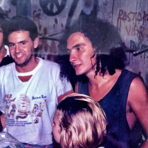 José Manuel Seda Instagram - Aquellos "nuevos tiempos" que  aventuraban un futuro que se ha convertido en pasado por la inexorable acción de un viejo presente. 
El futuro ya no es lo que era...
Era 1990, y en Leningrado, como en toda la URSS, se esperaba con impaciencia la llegada de la democracia, y con ella la anhelada libertad.
Nunca es tarde para volver a aquellos viejos "nuevos tiempos".

#viajes #juventud #nuevostiempos
#viejasideas #urss #cccp #leningrado #sanpetesburgo
#vida #trip #life #youth #timesarechanging