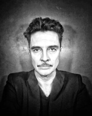 José Manuel Seda Instagram - ¿Por qué?
#extrañeza #fotomaton #selfportrait #pic
