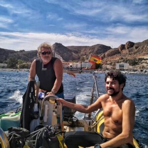 José Manuel Seda Instagram - Gracias Lalo, @diezdetejadagonzalo , el gran factótum de @buceo_noraysub por sumergirme en el mágico mundo del buceo. No podía imaginar un mejor maestro que me enseñara lo que hay que saber para empezar a volar bajo el agua. Y sobre todo gracias por la bonhomía, por transmitir ese amor a la mar, y por mostrarme esos rincones y esa exuberante vida submarina que ni yo, ni James Cameron hubiera podido soñar. Me voy con mi "open water" y con un amigo. Qué más se puede pedir. 
#buceo #diving #openwater #padi #paraísosubmarino #underwaterparadise #weightlessness #ingravidez #maravilla #vida #life