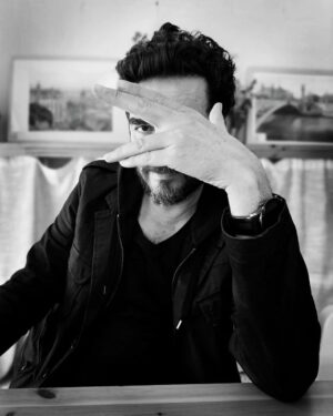 José Manuel Seda Instagram - En el país de los ciegos, el tuerto es el rey...
Yo no aspiro a tanto. Me conformo con entrever para ver si mirar lo que estoy observando se acerca medianamente a lo que creo estar viendo. Lo que sería un atisbo, vaya, de todo esta extrañeza que conocemos como "realidad"...
📸@nazarethtroya

#vision #visión #realidad #vida #extrañeza #pensamientos #retrato #portrait #bnwmood #bnwphotography #bnw #bnwsouls #bnw_captures #strangeness