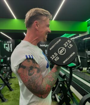 José María Gutiérrez Instagram - Entrenamiento de bíceps con @rominabelluscio11 y @navibofit en el G14.