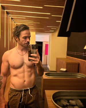 José María Torre Instagram - Ejercicio ✅
Sauna. ✅
Hielos ✅
Bronceado ❎