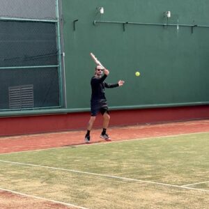 José María Torre Instagram - Una belleza retomar  los deportes que fueron parte de tu infancia y adolescencia, poco a poco quitándose el óxido agarrando golpe y ritmo.
Tremenda terapia dominguera!!