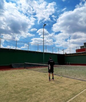 José María Torre Instagram - Una belleza retomar  los deportes que fueron parte de tu infancia y adolescencia, poco a poco quitándose el óxido agarrando golpe y ritmo.
Tremenda terapia dominguera!!