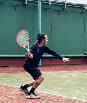 José María Torre Instagram - Una belleza retomar  los deportes que fueron parte de tu infancia y adolescencia, poco a poco quitándose el óxido agarrando golpe y ritmo.
Tremenda terapia dominguera!!