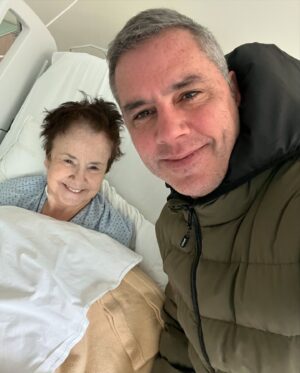 José Miguel Viñuela Instagram - Han sido días difíciles… Mi mamá es mi mayor referente de vida.. La q me dio la vida, mujer trabajadora toda su vida, llena de valores y por sobretodo una linda y muy buena persona.. 
cuantos años verla trabajar incansablemente por sus hijos, cuantas tardes dedicándome horas para q aprendiera Física después de llegar de su trabajo.. Podría contarles mil cosas.. Mujer fuerte que enfrentò un cancer con una valentía inigualable.. Luego su marcapasos, pero siempre con un optimismo y una sonrisa hasta en los momentos más duros..
Consejera sabía en mis momentos de mayor dolor.. Justa con cada uno de sus hijos.. 
Mamá una vez más le ganas a la vida.. Estuviste a minutos de dejarnos pero tu fuerza, Fe y tus rezos te trajeron de vuelta..
Fue duro verte así , sentir que te ibas.. 
Pero te tenemos de vuelta.. Una Vez màs!!
Que lindo poder decir que hay Paulina Infante para rato!! Que así sea!!!
Te quiero por lo que eres Te quiero por lo que me hiciste ser te quiero porque eres la mejor mamá q me pudo tocar en esta y otras vidas..
Tus nietos van a estar felices de volver a verte.. 
Gracias por tanto Pola querida..
#mama #amor #familia