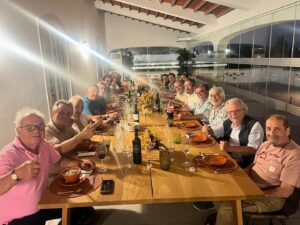 José Raposo Instagram - A CASA ERMELINDA FREITAS foi o espaço ideal para o jantar de ontem deste fabuloso grupo de gente que quis trocar histórias à mesa, que é coisa que sabe tão bem! 
Da esquerda : ANTÓNIO ALDEIA; JOAQUIM NICOLAU; JOSÉ FANHA; TOY; ANTÓNIO MACHADO; CARLOS M. CUNHA; JOÃO COELHO; FERNANDO FERRÃO; FERNANDO (dono do Ruacanã); CARLOS OURO (funcionário C.M.L.); MARLO JOSÉ; RICARDO RAPOSO; eu; CARLOS AREIA; JOÃO BRÁS; VITOR NORTE; CARLOS VIEIRA d’ALMEIDA  e JOÃO MARIA PINTO!
@ermelindawines