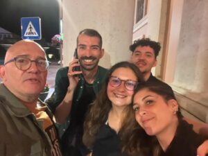 José Raposo Instagram - Tirei esta foto com o staf do Hotel Vila Galé de S. Miguel, onde fica o elenco de “Rabo de Peixe”, e onde tinha ficado com a Sara e a Lua em Novembro do ano passado! Um belíssimo hotel que foi inaugurado exactamente o ano passado em Junho. Obrigado pela simpatia e maravilhosa recepção!
@hotel_vila_gale