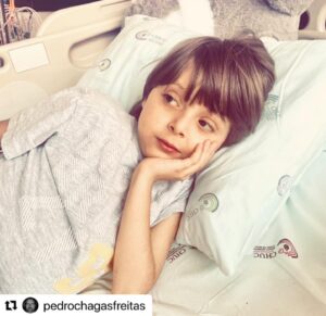 José Raposo Instagram - O BENJAMIM é o filhote do escritor Pedro Chagas Freitas. Não conheço pessoalmente o Pedro, mas vi através da página dele das redes sociais o que se passava com o filhote Benjamim. E reproduzo aqui o seu apelo para que apareça alguém que possa ser dador de fígado que seja compatível com o menino! 

#Repost @pedrochagasfreitas with @use.repost
・・・
Foram milhares, muitos milhares, de mensagens que hoje chegaram até nós. Obrigado a todos. Todos. A esperança também é decisiva nestes momentos, e cada um de vocês ajudou-nos a alimentá-la em mais um dia de angústia incontrolável. O amor também cura, tem de curar. O simples instante em que acreditamos nisso é um instante de felicidade.

Continuamos à procura de um dador de fígado compatível para o nosso Benjamim. 

Terá idealmente de ser alguém com não mais de 55 anos de idade e no máximo 1,75 metros de altura e até 75 quilos de peso.

O tipo de sangue terá de ser 0 (positivo ou negativo)

Leiam muito sobre os riscos inerentes, muito mesmo, pensem bem. Se depois, em consciência, quiserem mesmo candidatar-se a ser dadores, enviem por favor um e-mail para dadordobenjamim@gmail.com com os seguintes dados:

Nome:
Idade:
Tipo sanguíneo:
Peso:
Altura:
Medidas (perímetro sobre o umbigo; perímetro sobre o xifóide):
Toma alguma medicação?
Tem alguma doença crónica?

Se não quiserem ou não puderem ser dadores, torçam muito por ele. Ele merece, acreditem.
