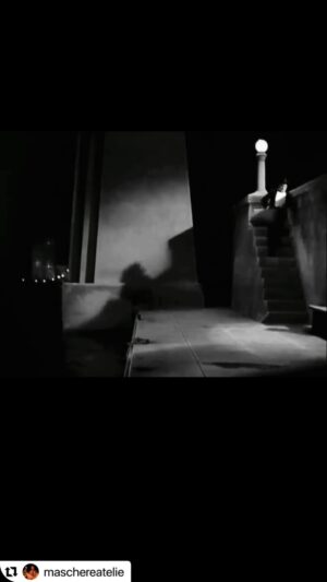 José Raposo Instagram - #Repost @maschereatelie with @use.repost_ 
Hoje partilhamos uma cena do filme "Luzes da Cidade" (1931) para apontar a importância da relação entre musicalidade e plasticidade corporal.

Nas oficinas e no grupo de estudos, o diretor e professor do Maschere Ateliê, Eduardo Vaccari, sempre fala dos filmes mudos como importantes referências para se compreender essa relação. E especialmente desse filme de Charles Chaplin. Vaccari fala sempre da relação entre respiração, musicalidade e desenho das ações e dos estados emocionais. O corpo está sempre em música e desenhado.

Nessa cena estão Charles Chaplin e o ator Harry Myers.

Se você gostou desse conteúdo, curta, comente, compartilhe e salve. Agradecemos.

#charleschaplin 
#luzesdacidade
#teatrogestual
#teatrofisico
#comediafisica
#ojogodamascarateatral
#mascarasteatrais
#teatrodemascaras
#atuacaocenica
#atriz
#ator
#clown
#palhaçaria
#palhaça
#palhaço