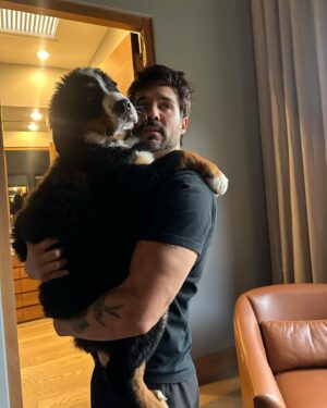 José Ron Instagram - El amor transforma ❤️ 
Esteriliza 
No abandones 
Adopta 
No compres de los criaderos