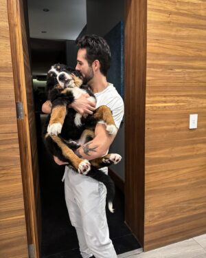 José Ron Instagram - El amor transforma ❤️ 
Esteriliza 
No abandones 
Adopta 
No compres de los criaderos