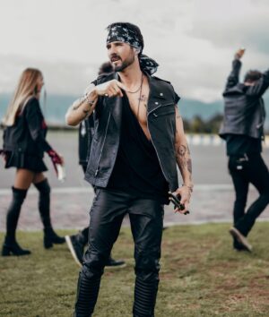 José Ron Instagram - La gente te amará por lo que eres, 
Y otros te odiarán por la misma razón. 
#ElReyLeón 🦁 
-Ya sé! Ando un poco perdido por acá,  pero ando con mucho trabajo y muchas cosas que hacer 😬 
Les mando besos y abrazos 🥰