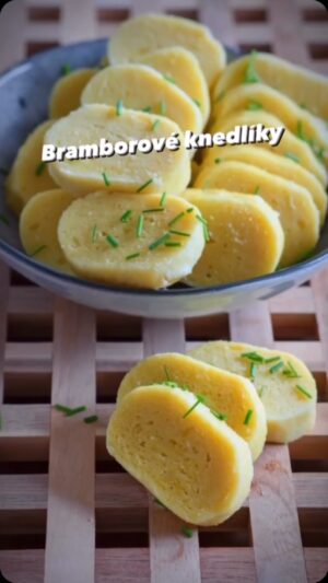 Josef Nemrava Instagram - 🥔Bramborových knedlíků se opravdu nemusíte bát☺️🙏

Chodí mi plno zpráv, že se bojíte dělat knedlíky, tak tady máte klasický recept. A sami teď vidíte, že na tom nic není.
Hlavně tam nepřidávejte žádný škrob nebo jiné kraviny. Prostě brambory, mouka, sůl a vajíčka. 
A na druhu brambor taky moc nesejde, prostě jen rychle pracujte s těstem, aby vám neřídlo a bude vše OK😅

🥔600g brambor uvařených ve slupce si oloupeme a nastrouháme na jemném struhadle
🥔Uprostřed uděláme důlek a do něj vyklepneme 2 vajíčka
🥔Osolíme a propracujeme nejprve vajíčka s bramborami
🥔Přidáme 300g hrubé mouky a teď už opravdu rychle (aby nám to neřídlo) vypracujeme těsto 
🥔Když máme těsto hotové, tak si ho pomoučíme vytvarujeme dva hezké knedlíky a ty dáme vařit do vroucí osolené vody 
🥔Knedlíky odpíchneme ode dna, aby se nám nepřilepily a vaříme než nám vyplavou.
🥔Když nám vyplavou, tak je přiklopíme a vaříme ještě 10-15 minut. (Pozor, budou mít snahu utéct z hrnce)
🥔Hotové knedlíky vyndáme, nakrájíme n kolečka a můžeme podávat.

Dobrou chuť
