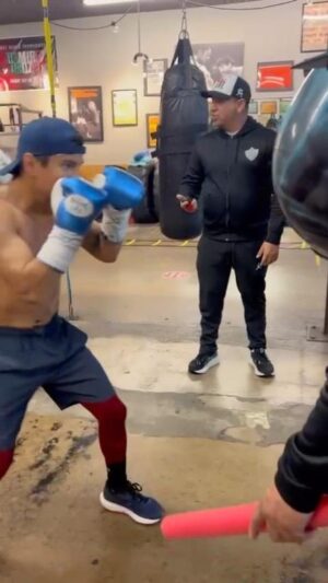 Joselito Velazquez Instagram - Sábado y el cuerpo lo sabe 💪🏼. Trabando duro con mi Compa @oscarvaldez56  a mando del profe @caneloteam 

#boxing #camplife #noboxingnolife #TeamJoselito