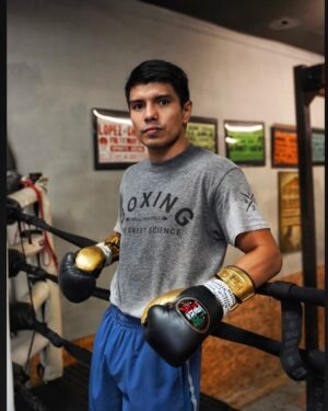 Joselito Velazquez Instagram - Última foto del 2023. Feliz año a todos y un próspero Año Nuevo, mucha felicidad, salud y paz. 🫡 

No boxing No Life. 🥊 #boxing