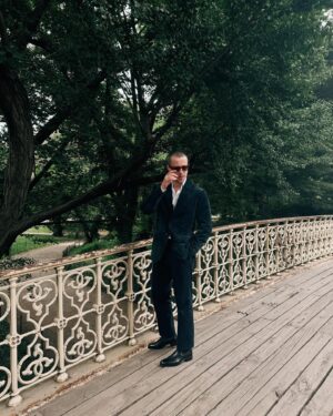 Joseph Quinn Instagram - Ahead of today’s release of his new film @aquietplace (“A Quiet Place: Day One”), actor @josephquinn (Joseph Quinn) spent some time adventuring around (not so quiet) New York City. In this edition of #10Things, see a few moments of Joseph catching up with co-stars, taking snack breaks and just hanging around the Big Apple. 🤫 
 
1. A sporty suit moment 👔
2. Snack break: take one 🎬 🥨
3. Central Park in the summer >>>
4. Picture perfect 💥
5. @josephquinn   @lupitanyongo   this view = 😍😍😍
6. A quiet place 😎
7. Snack break: take two 🎬 🍕
8. But do you fold @alexwolffofficial ??? 🧐
9. @josephquinn 🔥
10. ✌️🌳