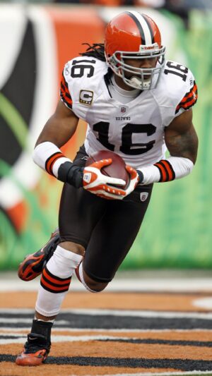 Josh Cribbs Instagram - I would like to Thank & Congratulate @devin_d_hester_23 on Making it into the @profootballhof & showing so much love and opening a door that Deserves to be opened!! Hopefully I will join you among some of the greatest to ever do it‼️✨✨#Dawgs #nfl #HOF